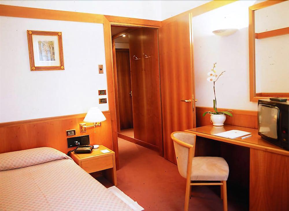 Hotel Villa Ottoboni Pordenone Bagian luar foto