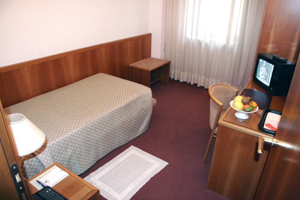 Hotel Villa Ottoboni Pordenone Ruang foto